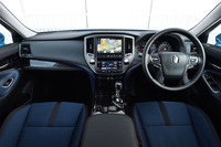 正面から見たインテリア前面。大きなセンタークラスターが存在感を放つ。