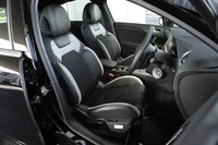 標準装備のシートは、すいぶん立派だ。