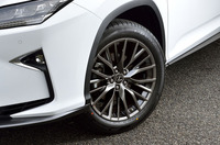 ダークプレミアムメタリック塗装が施された、“Fスポーツ”専用の20インチアルミホイール。テスト車には、ダンロップ の「SPORT MAXX 050」タイヤが組み合わされていた。