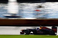 誰もが驚いたレッドブルの3列目グリッド。金曜日、土曜日と新型「RB8」のハンドリングに苦しんだチャンピオン、セバスチャン・ベッテルは、それでもレースになれば予選6位から虎視眈々（たんたん）と上位入賞を狙い、セーフティーカーのタイミングで2位まで挽回することに成功した。（Photo=Red Bull Racing）