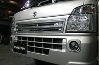 上級グレードの「KX」にはフォグランプを採用。フロントマスクにはメッキの加飾が備わっている。