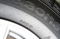 「ベクター4シーズンズ ハイブリッド」には、日本においてウインタータイヤを表す“SNOW”マークが施されており、冬用タイヤ規制が敷かれている道でも走行が可能となっている。