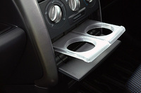 フォグランプを点灯すると、ブルーの光が浮かび上がるカップホルダー。