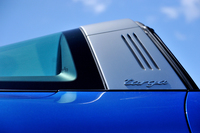 初代「タルガ」をほうふつとさせるシルバーのBピラー「タルガバー」。オリジナルと同じように、「targa」のロゴと3本のスリットが入る。