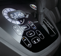 上級グレード用のタッチパネル式オートエアコン。エントリーグレードにはダイヤル操作のマニュアルエアコンが装備される。
    