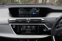 モニター表示のデザインは3種類のなかから選択可能。操作はインストゥルメントパネル中段の7インチタッチスクリーンで行う。（写真をクリックすると、3種類のモニター表示が見られます）
    