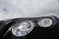 LEDとキセノンライトで構成される、特徴的なヘッドランプ。先代モデルとの大きな識別ポイントでもある。