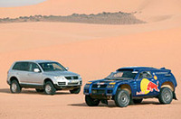 
	10月に行われた最初のテストラン、そして11月にモロッコ砂漠で実施された大規模テストで上々の成績を収めたという「レーストゥアレグ」（右）。詳細は定かではないが、市販車「トゥアレグ」（左）の名前を一部に含んでいるものの、おそらく中身は砂漠を走る専用プロトタイプマシンであろう。
	 