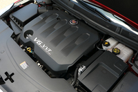 
    エンジンは3.6リッターV6 DOHC。300ps超のパワーで、およそ1.9トンのボディーを悠然と走らせる。
    