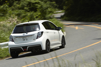 ワインディングロードを行く「ヴィッツRS“G's”」。ステアリング操作に対して素早く正確な挙動が得られるよう、ボディーの剛性アップが図られている。
    