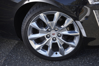 「エレガンス」のタイヤサイズは245/40R18が標準だが、テスト車にはオプションの19インチアルミホイールと225/35R19サイズのタイヤが装備されていた。
    