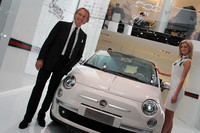 2011年ジュネーブショーでのモンテゼーモロ会長。ラポが企画に関与した「フィアット500 by Gucci」とともに。