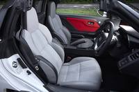 インテリアにはドレスアップ用品だけでなく、17cmネオジウムデュアルスピーカーなどといったオーディオ関連の用品も装備されていた。