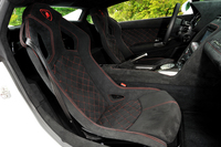 シェルがカーボンの“レーシー”なバケットシートが装着される。余計なクッションはなく、前後スライド調整機構しか持たないスパルタンなもの。