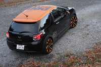 ボディーカラーは写真の「ノアール オプシディアン」と「ブラン バンキーズ」の2色。大きなデカールがあしらわれるルーフの色は、前者にはオレンジ、後者にはグレーが組み合わされる。 