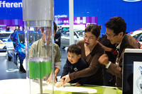 プレスデイにフォードのブースで見かけた中国人親子。