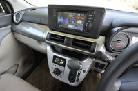 試乗車にはスマートフォンと連携するオプションのナビゲーションシステムが装着されていた。モニターサイズは6.2インチVGAワイド。