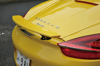 車速に応じてせり出すリアウイングは、手動で出し入れすることもできる。ランプ部まで続くリアエンドのフィンは、新型の特徴的なディテールだ。