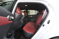 本革シートは写真の「ダークローズ」のほかに「ブラック」が用意される。