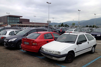 フィレンツェのアメリゴ・ヴェスプッチ空港の駐車場。左奥に見えるのは出発ターミナル。     
