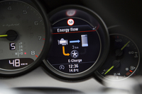 5連メーターの右から2番目は、液晶のハイブリッド専用インジケーターになっている。これにより、エネルギーの流れを可視化、ドライバーに知らせる。
    