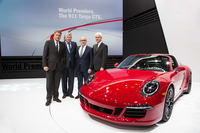 「ポルシェ911タルガ4 GTS」発表会の様子。（右がポルシェ会長のマティアス・ミューラー氏）
    