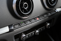 パワーユニットの制御モードは、インストゥルメントパネルの中段に設けられたスイッチで切り替えを行う。