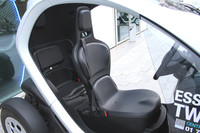 前後にシートが並ぶ「トゥイジー」の特徴的なキャビン。乗員はタンデムスタイルで乗り込む。