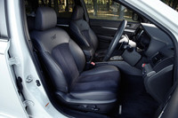 グレーパンチングのアルカンターラと本革のシートにはSTIのロゴが入る。