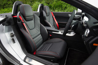 「SLC180スポーツ」に装備される本革シート。メモリー機能付きの電動調整機構が備わる。