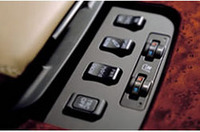 無段変速機には、意図的に6段をつくりだし、マニュアル感覚のシフトができるようにした「シーケンシャルシフト」を採用。走行状況にあわせ、ドライバーが「ノーマルモード」「パワーモード」「スノーモード」を選べる「モードセレクト」（写真）もある。