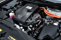 2.5リッターの直4エンジン（178ps、22.5kgm）とモーター（143ps、30.6kgm）によるハイブリッドシステムが収まるエンジンルーム。