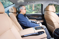 BMW7シリーズのリアシート。十分なスペースはあるが、このクラスではけっして広い方ではない。なお、テスト車のコンフォートシートは、54万7000円のオプション装備。
