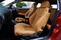 ナチュラルカラーのレザーで仕上げられた、インテリア。ボディカラーは写真のアルファ・レッドのみとなる。