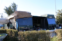 なんと、事務所の後ろにはもう一台あって、雨よけシートでつながれていた。