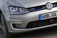 フロントエンドを左右に走るラインは「ゴルフGTI」では赤だったが、「GTE」では青に。また、「e-ゴルフ」からC字型のLEDランプ（フロントバンパーの左右に設置される）を受け継ぐ。