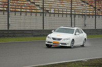 「トヨタ・マークX」で「DRAGON SPORT」の限界域を試した。グリップは高く、粘りがある。