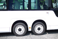 ハンドル操作ではフロントの2輪が動き、旋回する。タイヤはEVバス専用に開発された、直径72cmのブリヂストンECOPIA。この奥にモーターが入っている。