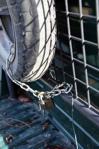 スペアタイヤは南京（なんきん）錠で盗難防止。