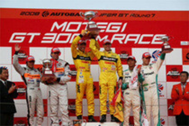 GT500クラスの表彰式。R・クインタレッリ／横溝直輝組のGT-Rは初勝利。2位NSX、3位SCと、前戦に続いて3メーカーが表彰台を分け合う形に。