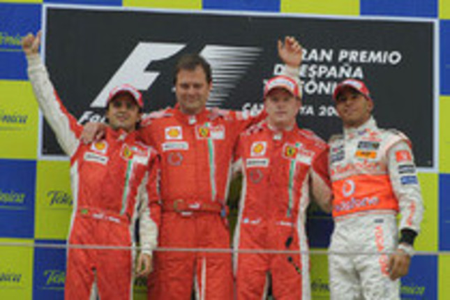 2戦連続のフェラーリ1-2ポディウム。今回のウィナーはキミ・ライコネン（右から2番目）だった。3位ルイス・ハミルトン（同1番目）は、チャンピオンチームに牙をむくことができず。（写真＝Ferrari）