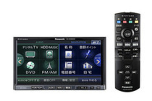 CN-HW800D（写真）とBluetoothを内蔵したCN-HW830Dに外観上の違いはない。もちろん操作はタッチパネル方式だが、とくに後席からの地デジ操作に便利なリモコンも付属する。