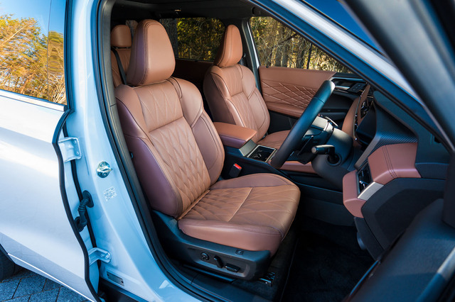 車 三菱アウトランダーPHEV Pグレードのセミアニリンレザーの
