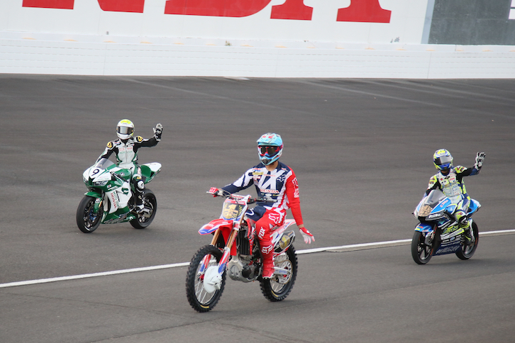 フィナーレでファンに感謝を表すライダーたち。