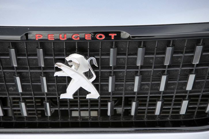 プジョー伝統の、ライオンのエンブレム。