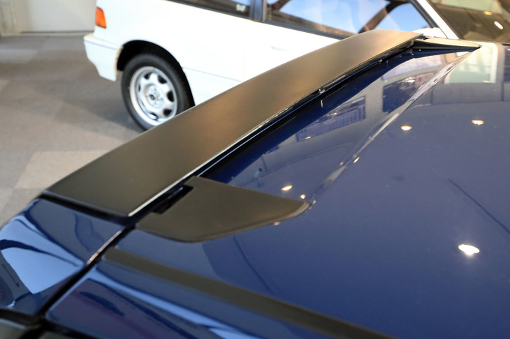 空間効率の向上と空気抵抗の低減に寄与するロングルーフデザインだが、立ち気味となるリアウィンドウにはホコリがたまることに。そこでルーフ後端には、写真のようなスリットとルーフスポイラーを採用。流れる空気を後方に飛ばしつつ、その一部をウィンドウ側に流すことで、空力特性を悪化させることなくウィンドウの汚れを防ぐのに成功した。