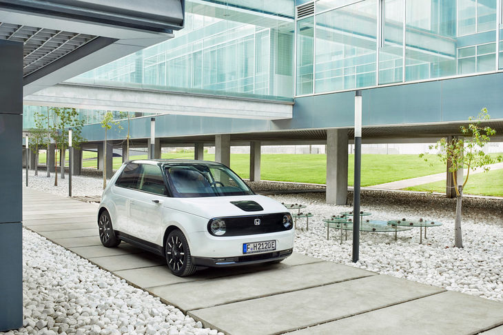 デカいグリルやメッキパーツなどで飾られた高級車とは一線を画すデザインの「ホンダe」。日本の富裕層にどこまで受け入れられるかは未知数だ。