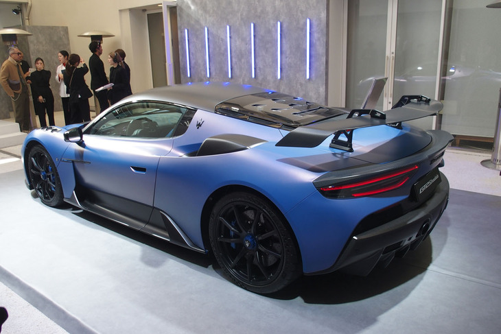 フロントセクションのリニューアルに加え、アンダーボディーやリアディフューザーの形状変更、3段階に調整可能なリアウイングなどによって280km/h時で最大500kgのダウンフォースを発生させる。