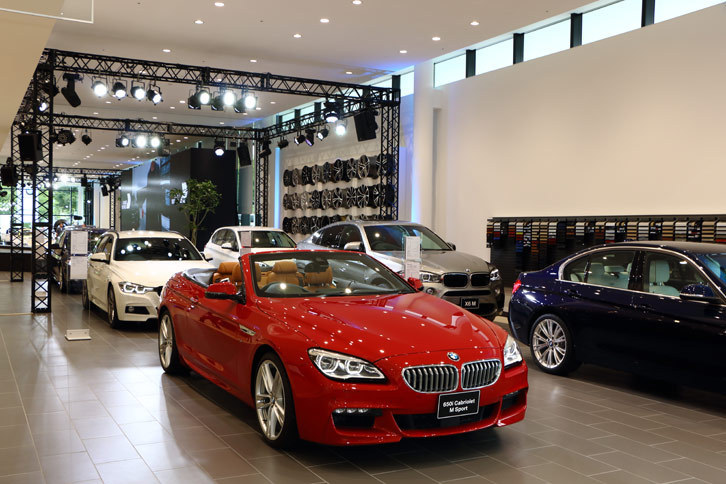道路をモチーフにしたという長さ80mのBMWの展示エリア。20台の最新モデルが展示される。