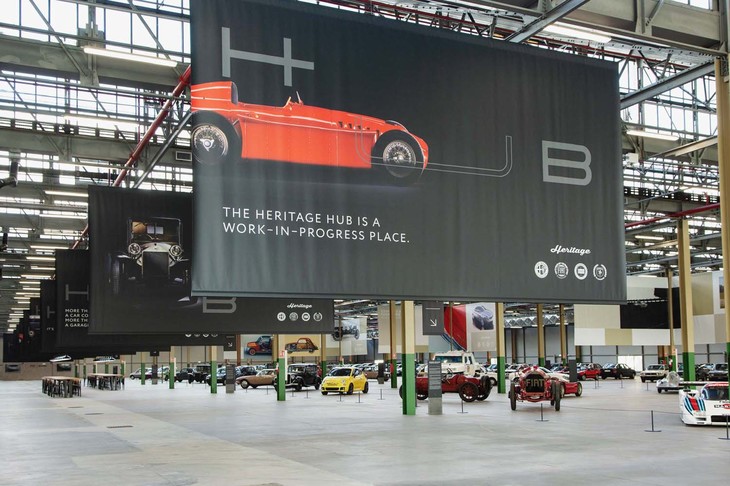 細かいところまで手をかけているのがハブの特徴。外部に委託せず、すべてヘリテージ部門のスタッフが行う。キャッチコピーも彼らの作。自動車デザイナーやアーカイブといった現場の専門職を集めることで実現した。販売部門のようにお金を生み出さないセクションにお金をかけることが自動車文化を育てる、という姿勢。